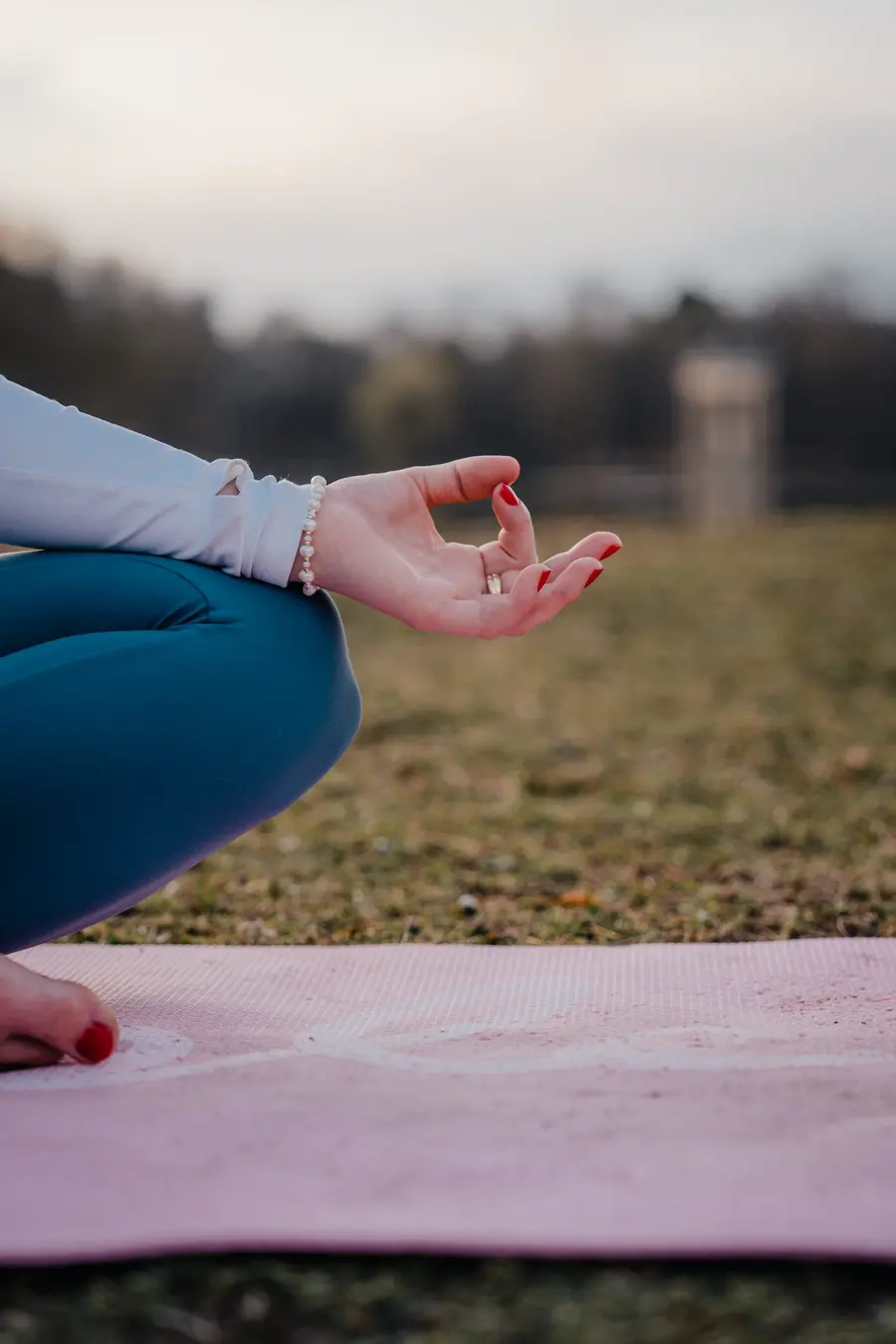 Annabelle in einer ruhigen Meditation im Freien