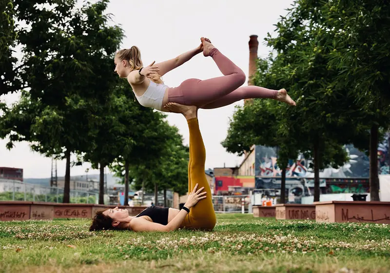 Annabelle bei einer Yoga-Übung