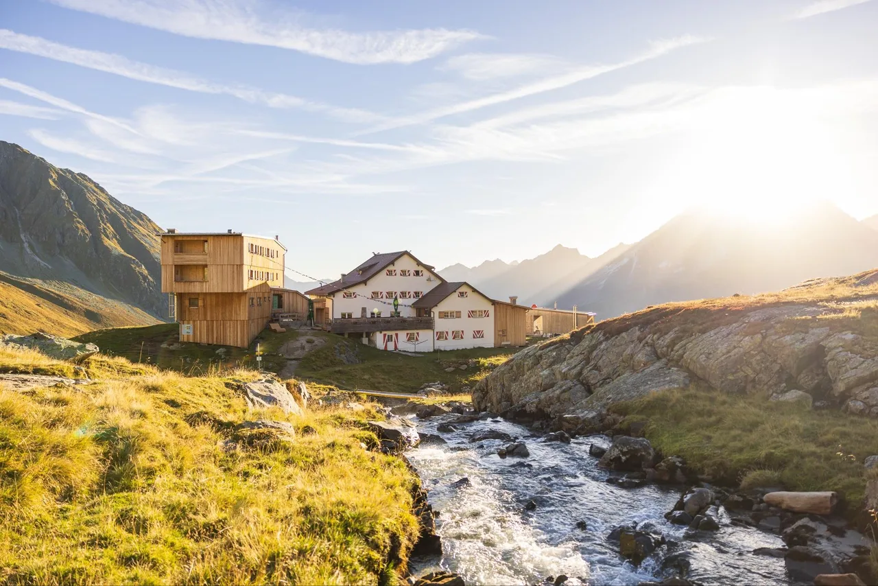 Neue Regensburger Hütte mit Bergbach