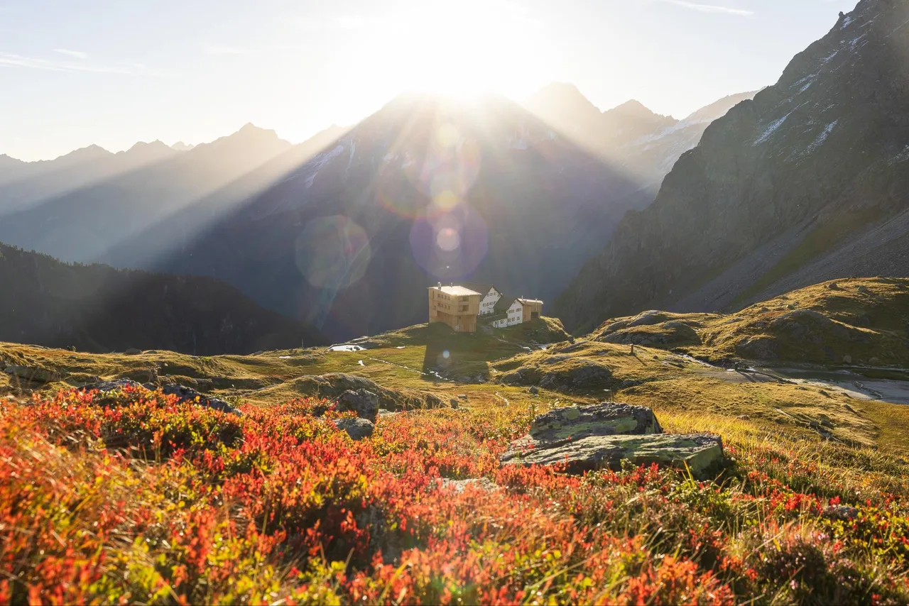 Hütte und Bergpanorama